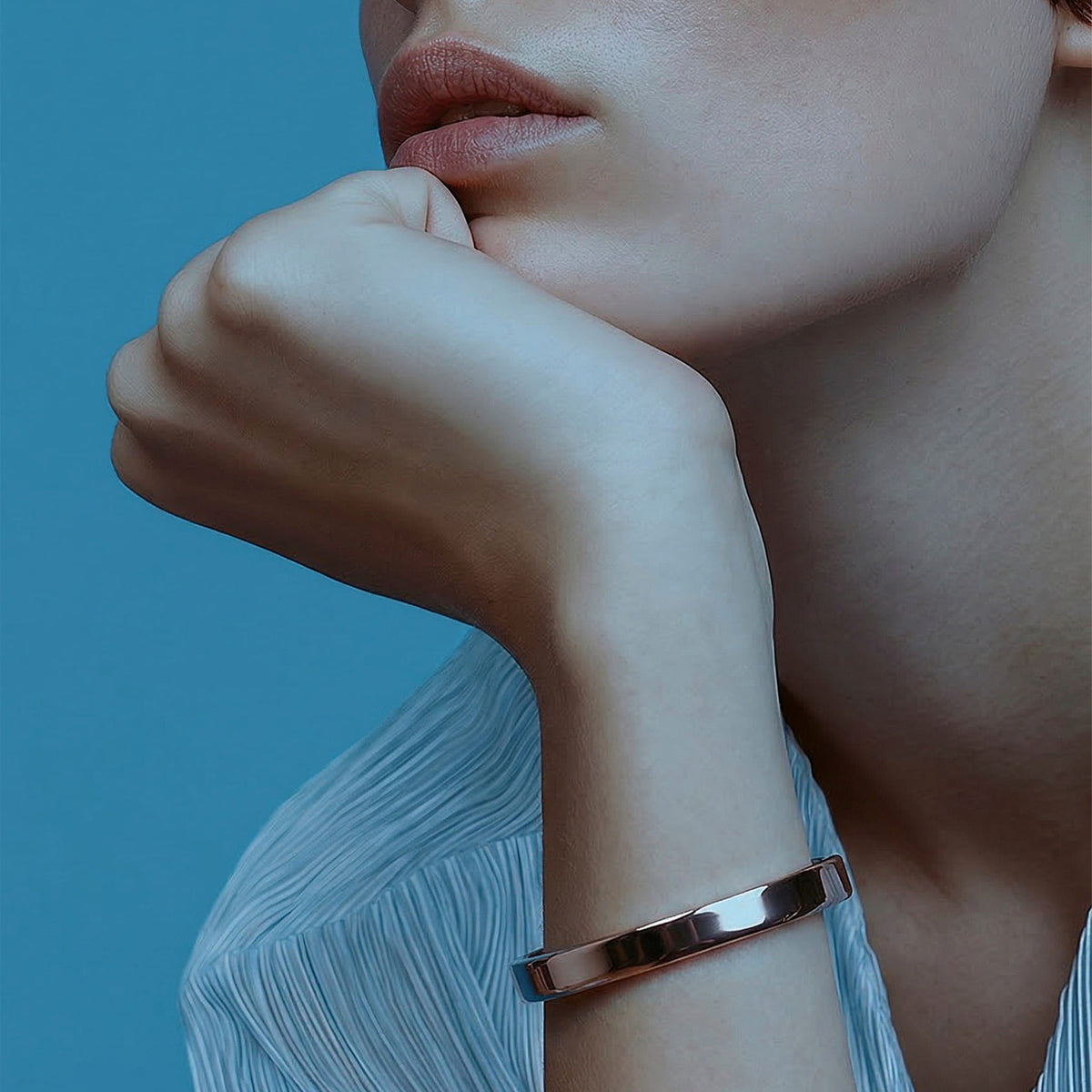 Klassisch-Zeitloser Armreif 8mm Roségold vergoldet getragen | Sucre Fine Jewelry