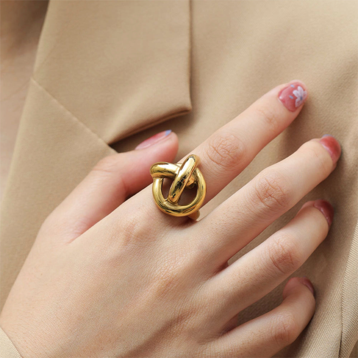 Statement Ring Knoten – Edelstahl vergoldet gertragen | Sucre Fine Jewelry