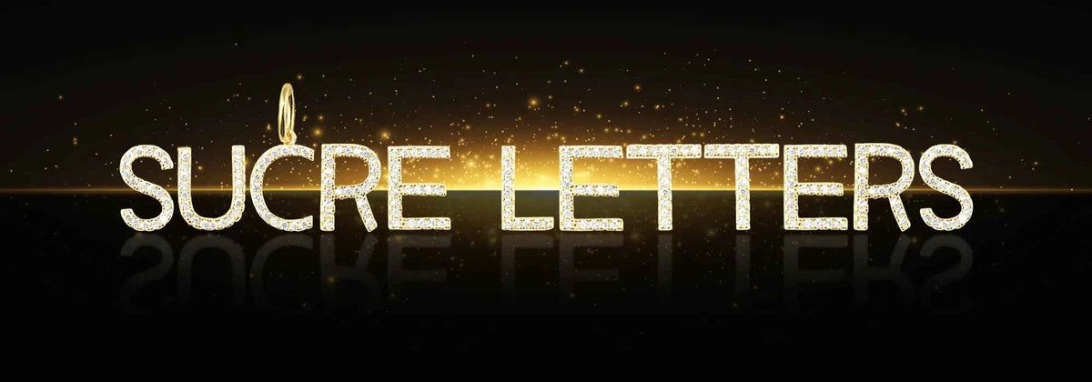 Goldene Buchstaben-Anhänger mit Zirkonia auf schwarzem Hintergrund – Sucre Letters Kollektion bei Sucre Fine Jewelry