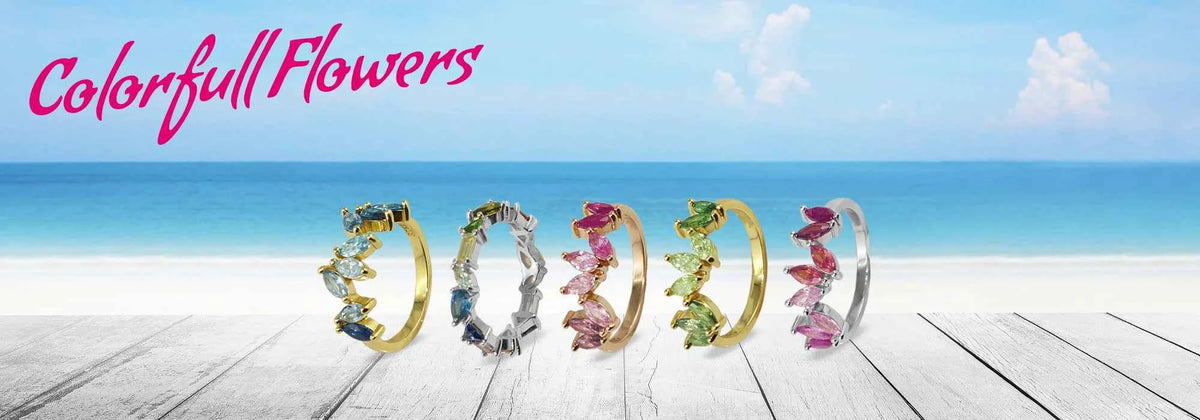 Bunte Zirkonia-Ringe in Gold und Silber am Strand – Colorfull Flowers Kollektion bei Sucre Fine Jewelry
