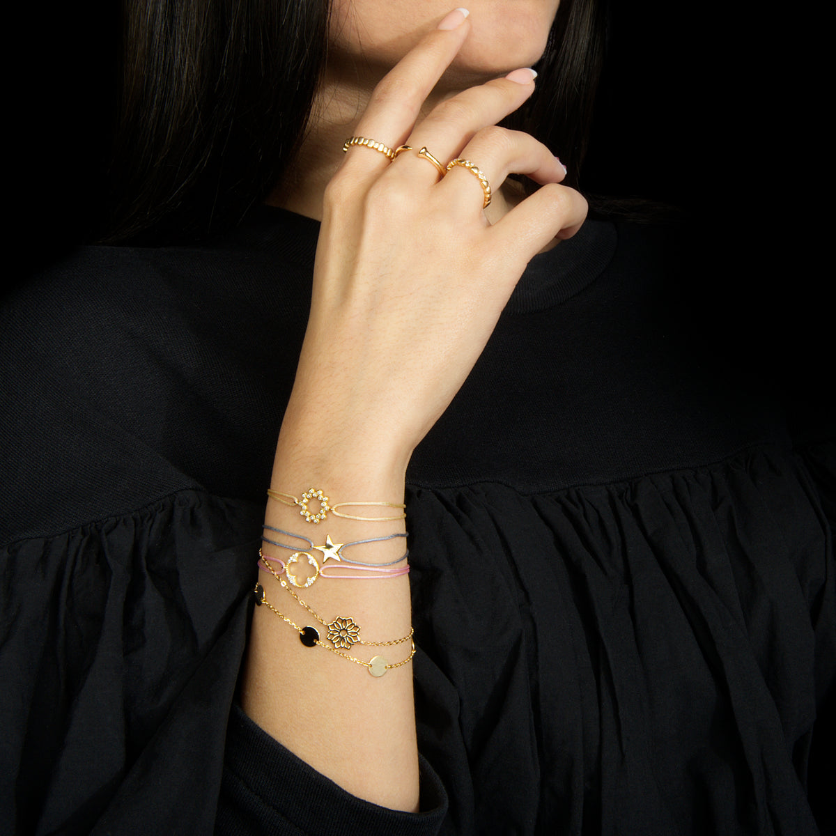 Armkette Big Lotus Gelbgold vergoldet am Handgelenk getragen | Sucre Fine Jewelry