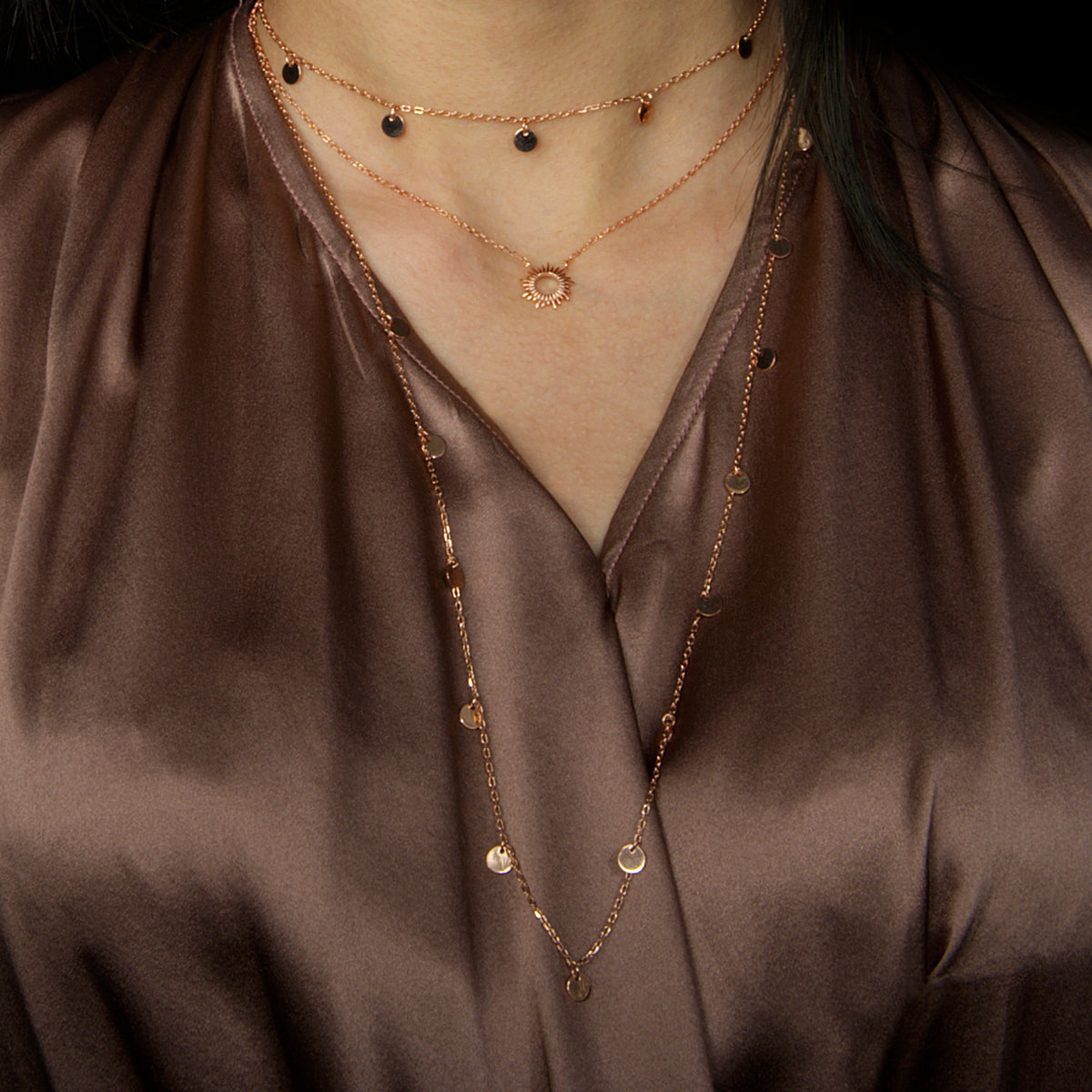 Halskette Mini Coin lang Gelbgold vergoldet getragen | Sucre Fine Jewelry