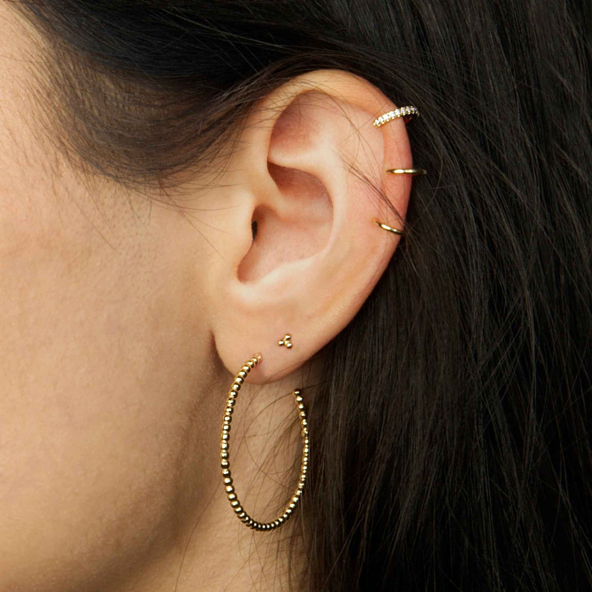 Creole Bubbles am Ohr getragen – 925 Sterling Silber 18K Gelbgold vergoldet, 4 cm Durchmesser | Sucre Fine Jewelry