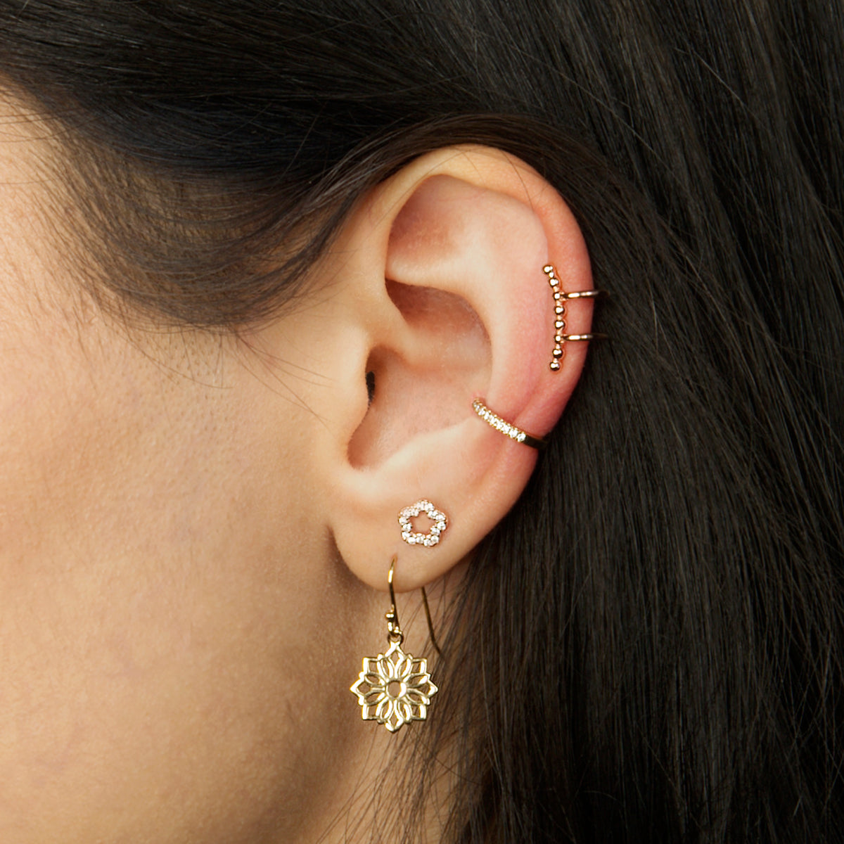 Ohrhänger Lotusblüte Roségold vergoldet am Ohr getragen | Sucre Fine Jewelry