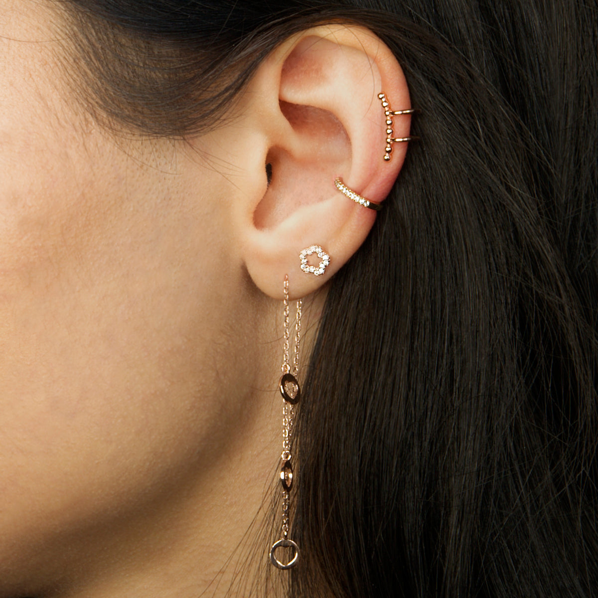 Ohrhänger Disc Heart Sterling Silber am Ohr getragen | Sucre Fine Jewelry