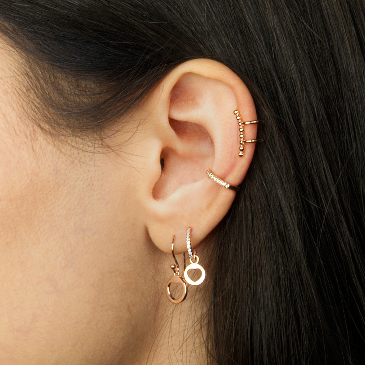 Ohrhänger Disc Heart Sterling Silber am Ohr getragen | Sucre Fine Jewelry