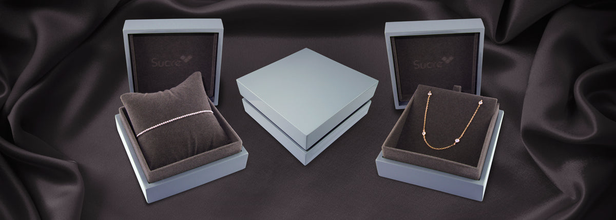 Sucre Jewelry Schmuckboxen mit Armband und Halskette auf schwarzem Satin 