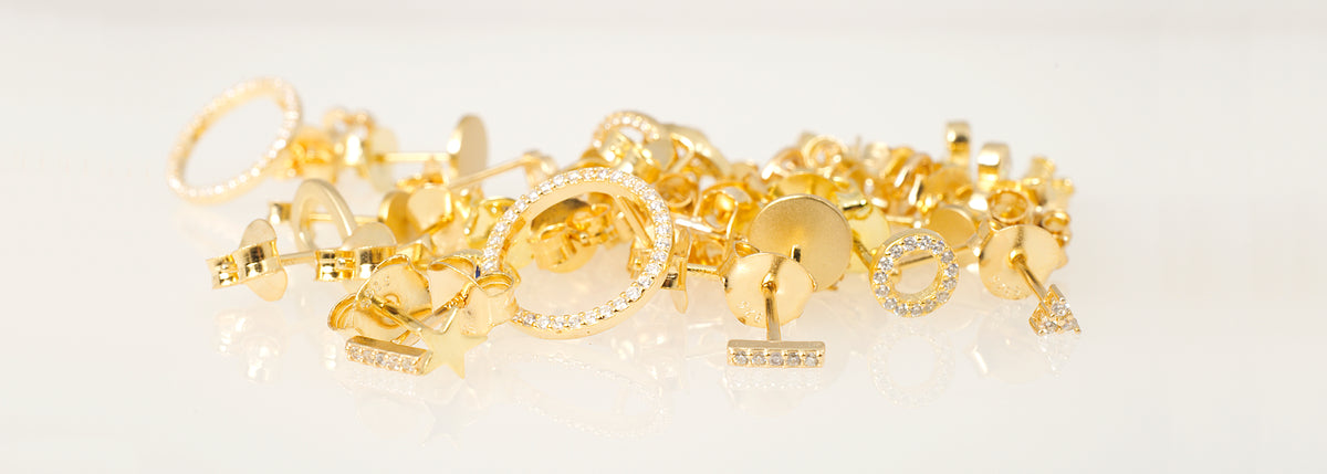 Goldene Ohrstecker Kollektion auf weißem Hintergrund – Sucre Jewelry 