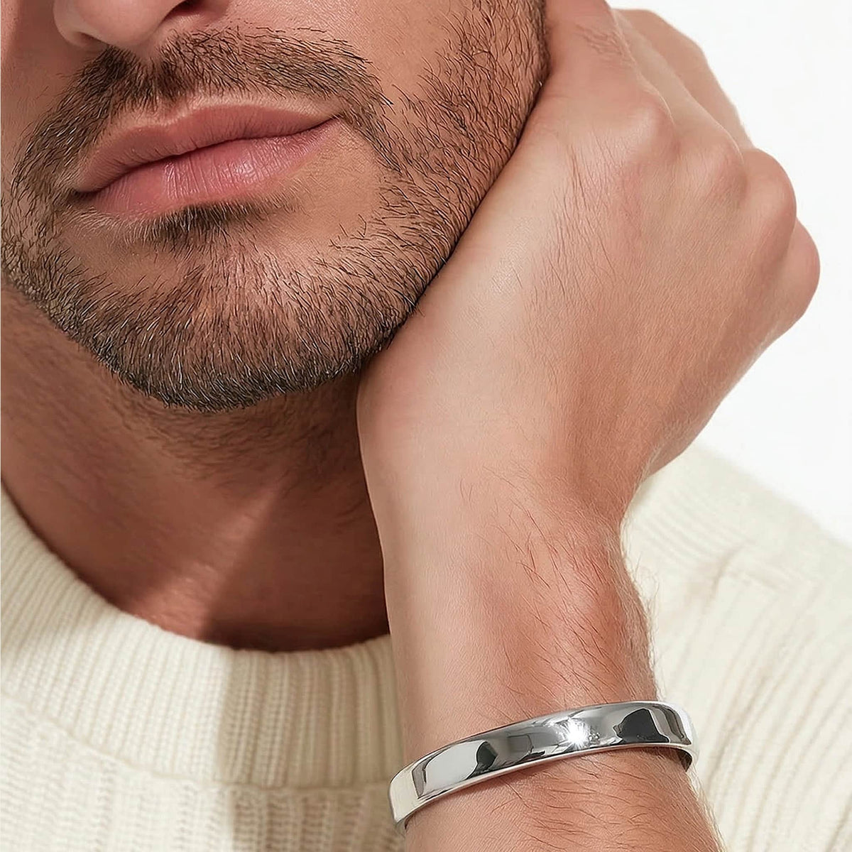 Klassisch-Zeitloser Armreif 8mm Silber getragen | Sucre Fine Jewelry