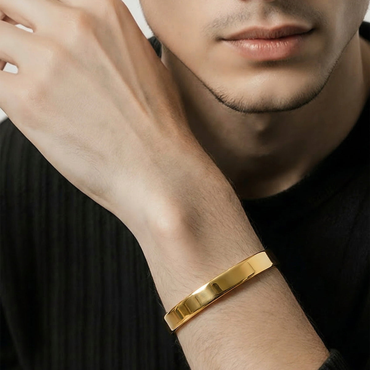 Klassisch-Zeitloser Armreif 10mm Gelbgold getragen | Sucre Fine Jewelry
