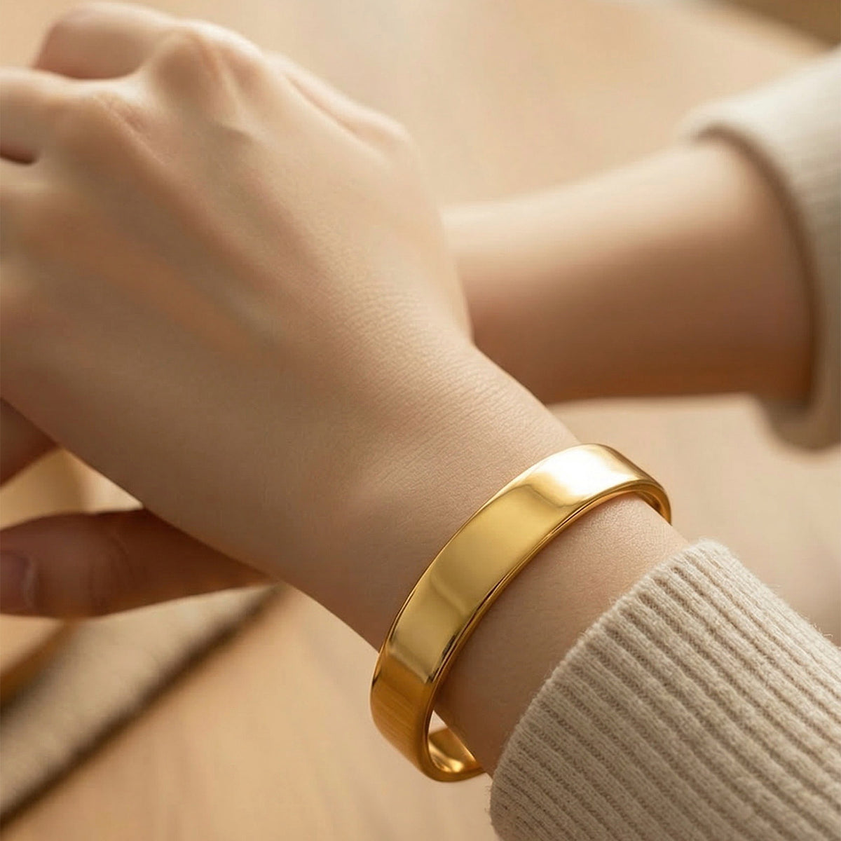 Klassisch-Zeitloser Armreif 10mm Gelbgold getragen | Sucre Fine Jewelry