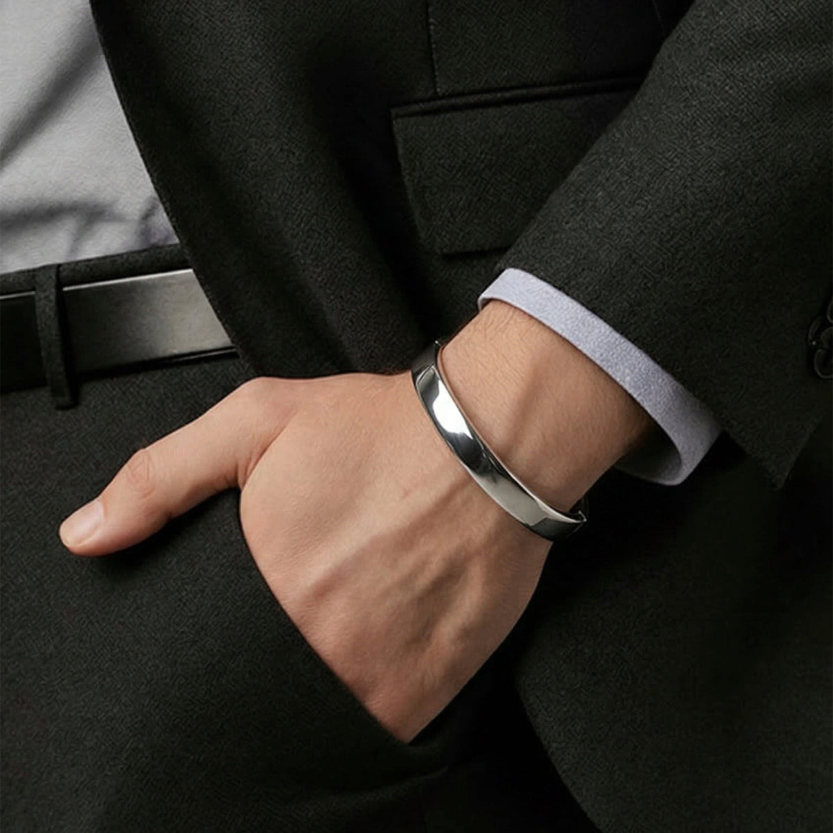 Klassisch-Zeitloser Armreif 10mm Silber getragen | Sucre Fine Jewelry