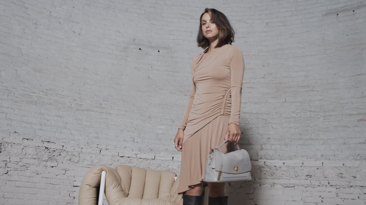 Model präsentiert die Handtasche Ida in Taupe