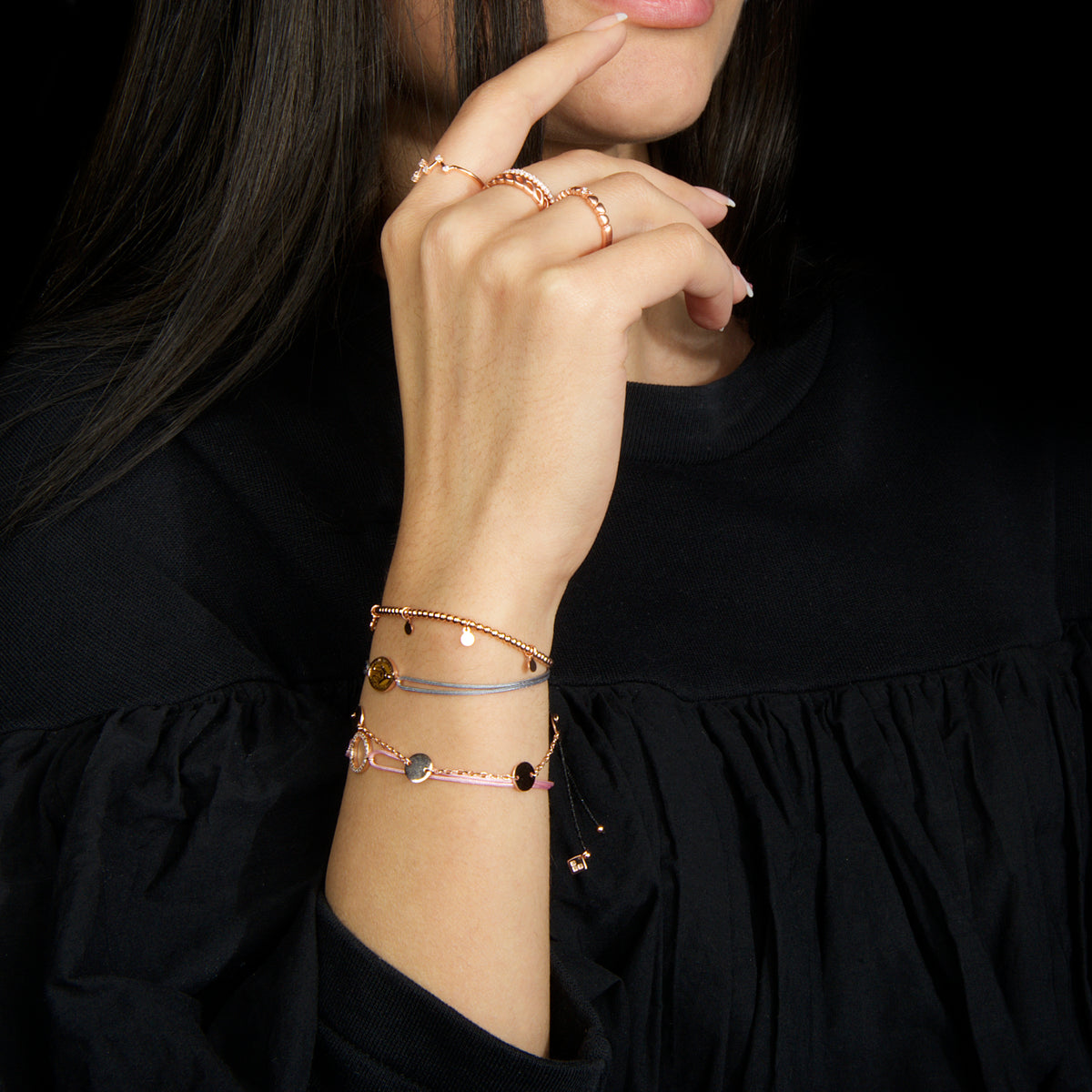 Ring Frosted Twist Roségold vergoldet getragen | Sucre Fine Jewelry