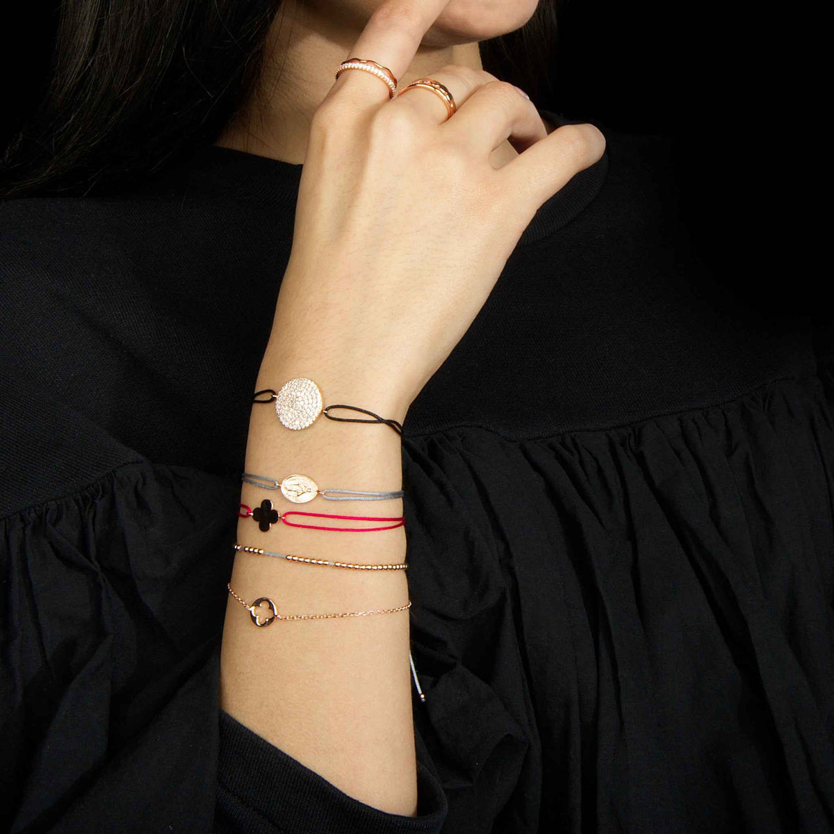 Armkette Disc Clover getragen am Handgelenk – 925 Sterling Silber 18K Roségold vergoldet | Sucre Fine Jewelry