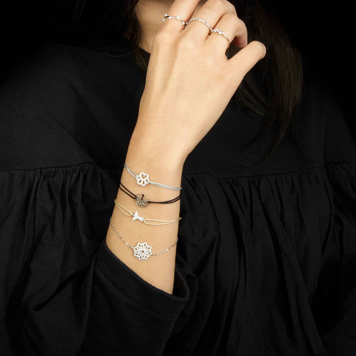 Glücksbändchen Pfote mit Zirkonia Gelbgold vergoldet am Handgelenk getragen | Sucre Fine Jewelry