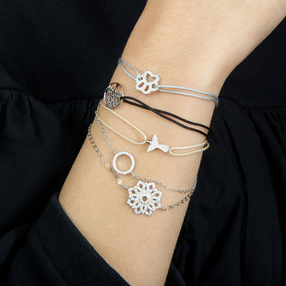 Armkette Circle mit Zirkonia Roségold vergoldet am Handgelenk getragen | Sucre Fine Jewelry