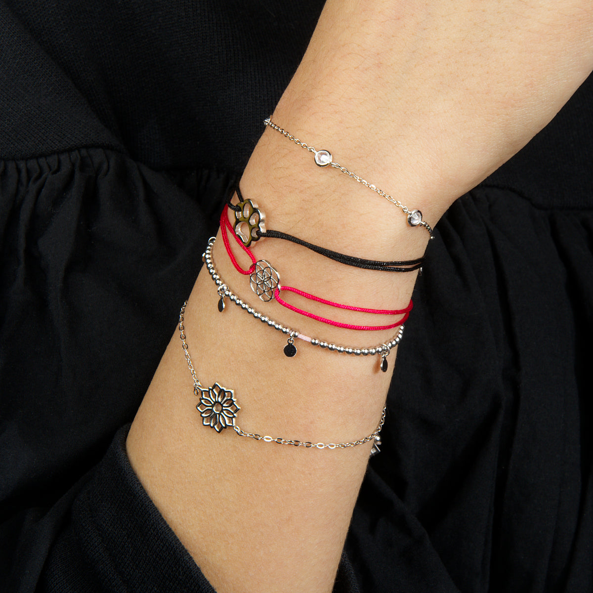 Armkette Big Lotus Roségold vergoldet am Handgelenk getragen | Sucre Fine Jewelry