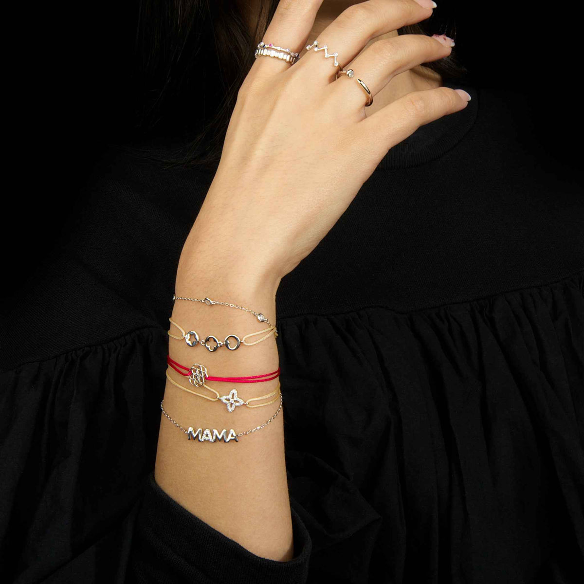 Glücksarmband Shiny Clover Sterling Silber am Handgelenk getragen | Sucre Fine Jewelry