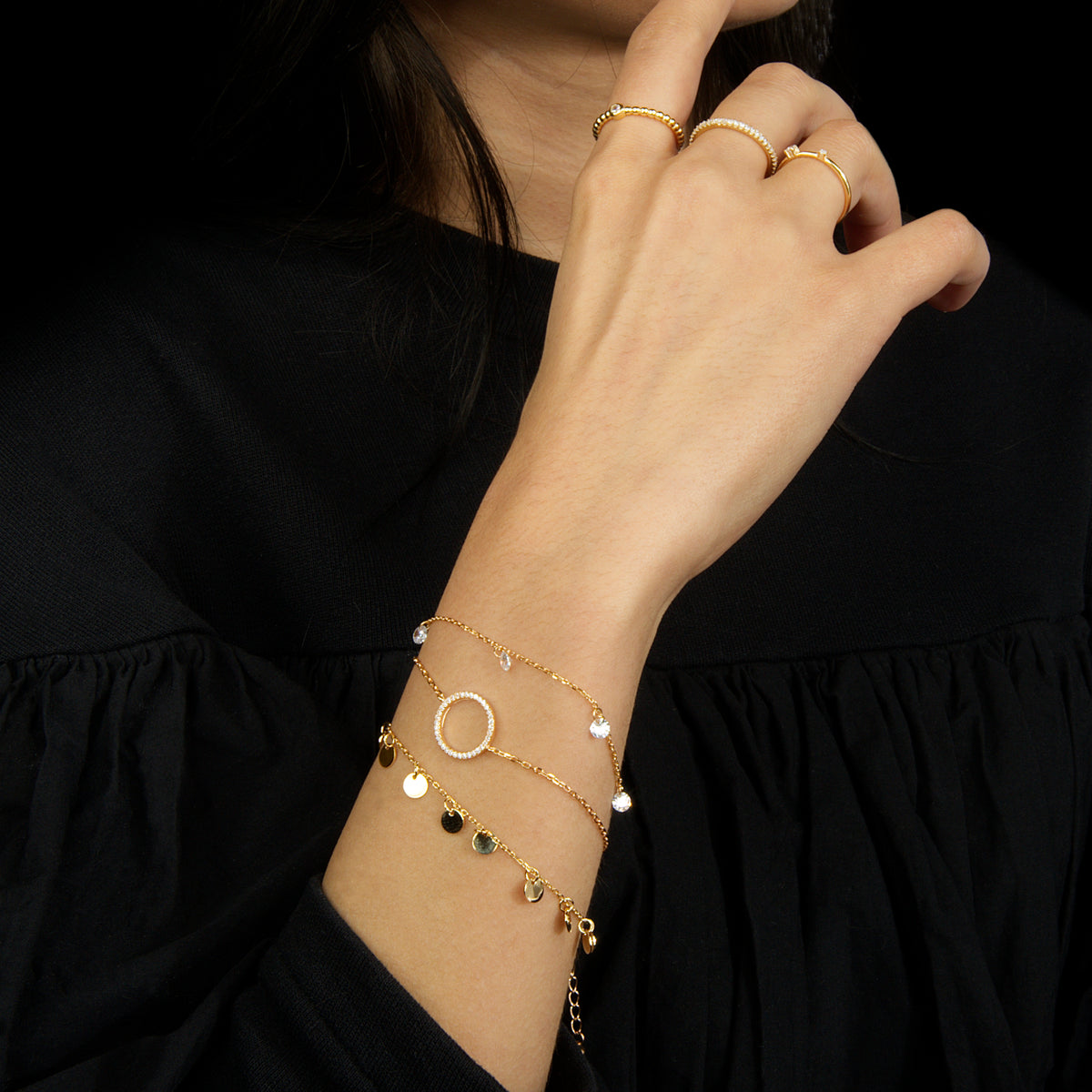 Armkette Big Circle Gelbgold vergoldet am Handgelenk getragen | Sucre Fine Jewelry