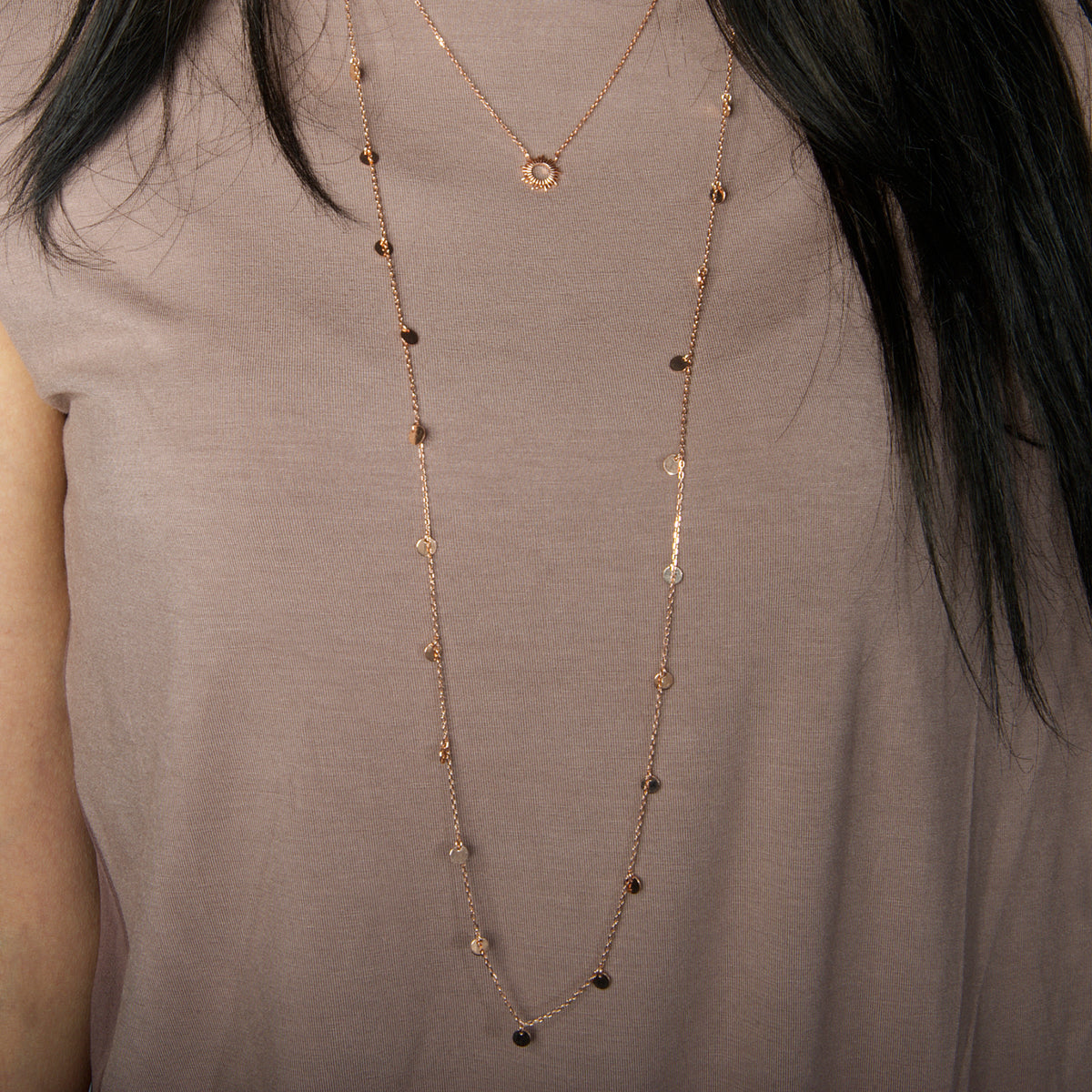Halskette Mini Coin lang Gelbgold vergoldet getragen | Sucre Fine Jewelry