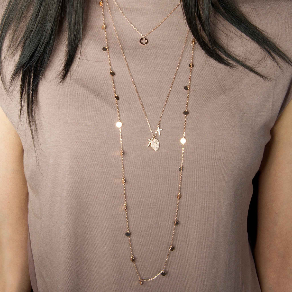Halskette Madonna und Kreuzen Gelbgold vergoldet getragen | Sucre Fine Jewelry