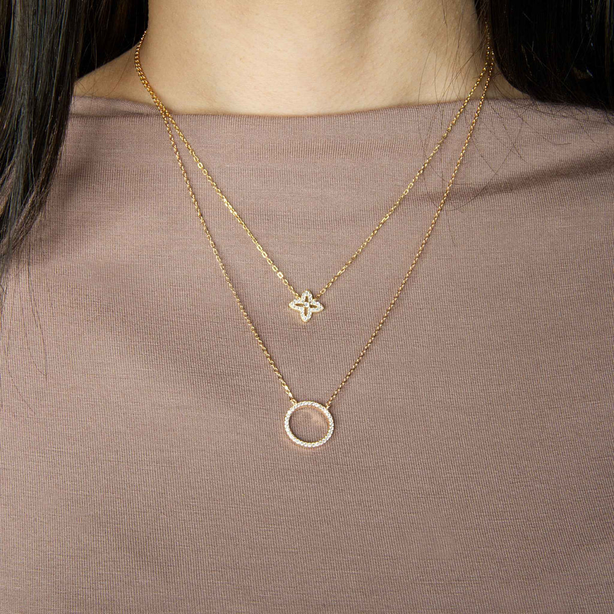 Halskette Big Circle Gelbgold vergoldet getragen | Sucre Fine Jewelry