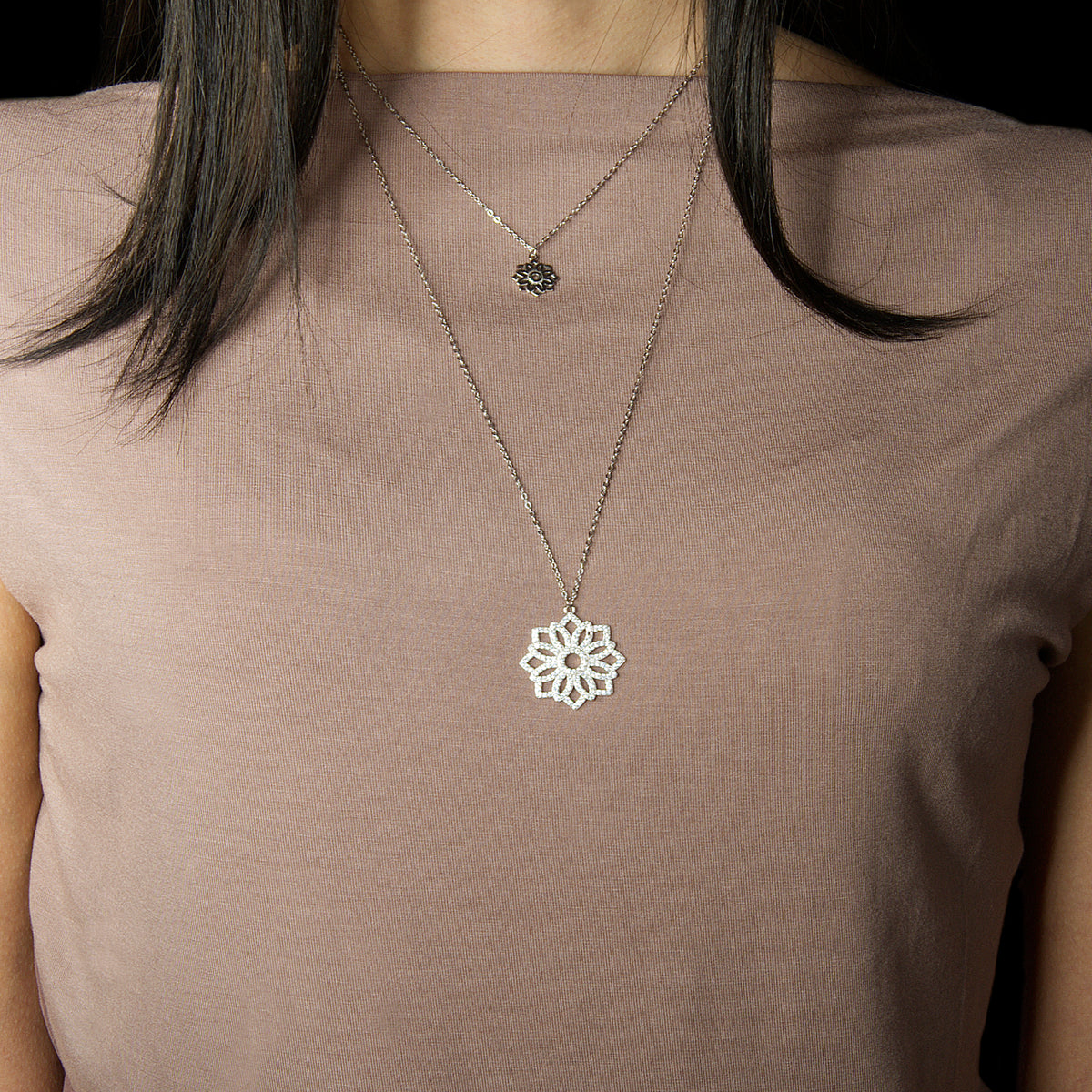 Halskette Sparkling Lotus Roségold vergoldet getragen | Sucre Fine Jewelry