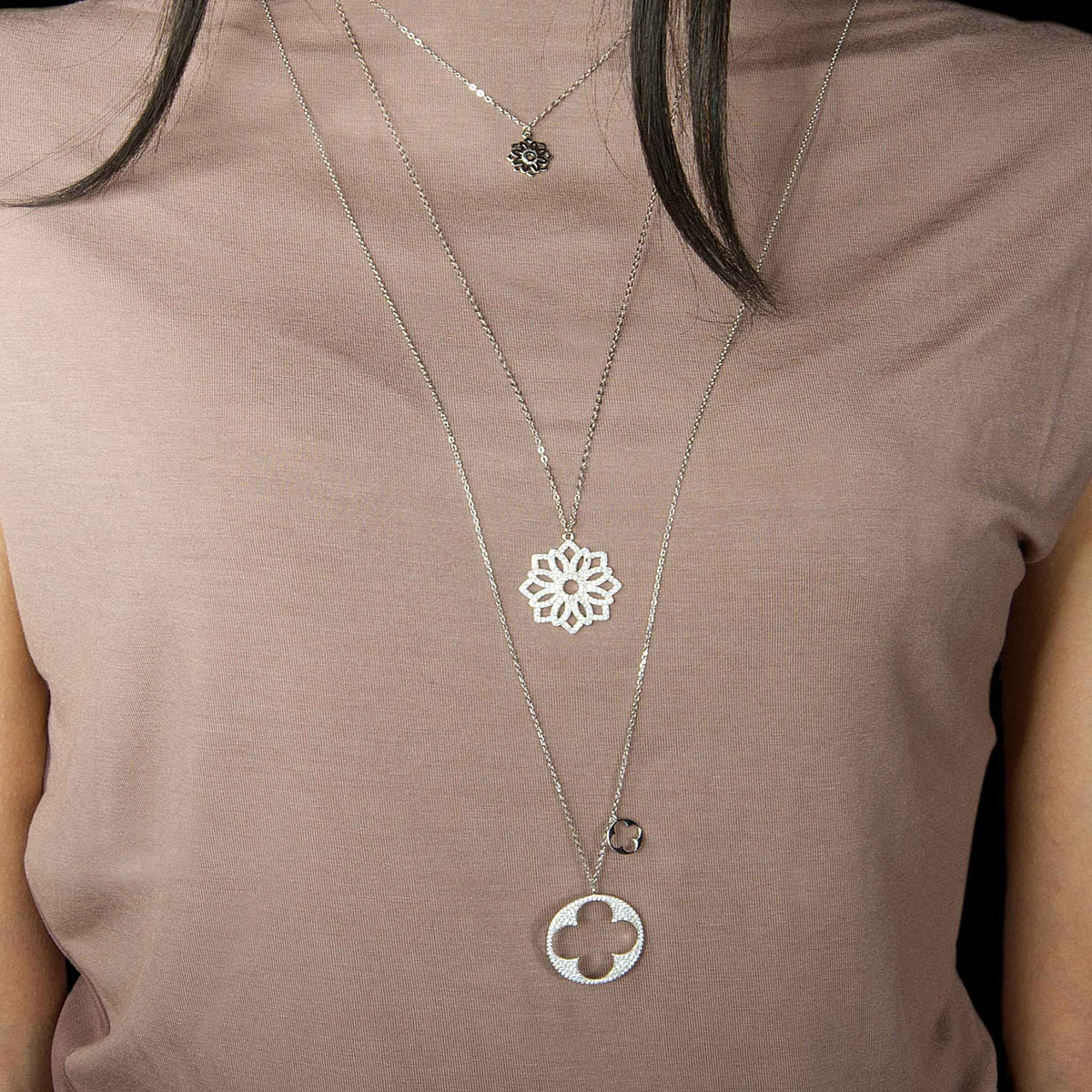 Halskette Big Shiny Clover Sterling Silber getragen | Sucre Fine Jewelry