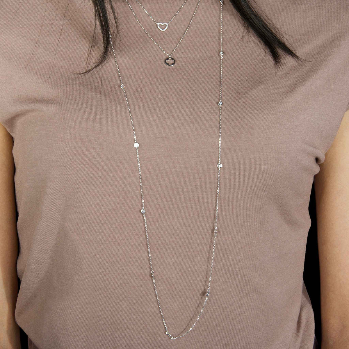 Halskette Disc Clover Gelbgold vergoldet getragen | Sucre Fine Jewelry