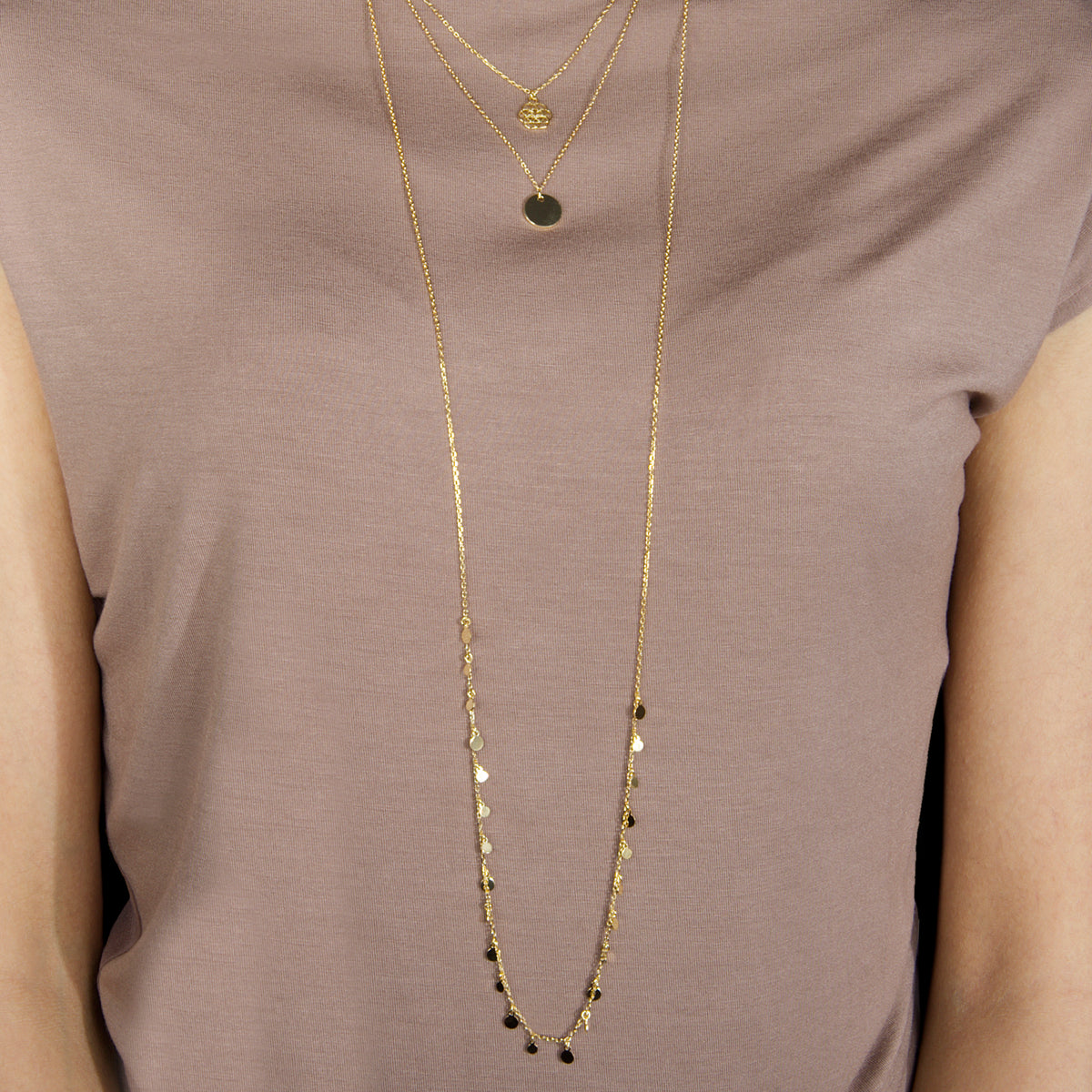 Halskette Frosted Coin mit Plättchen Gelbgold vergoldet getragen | Sucre Fine Jewelry