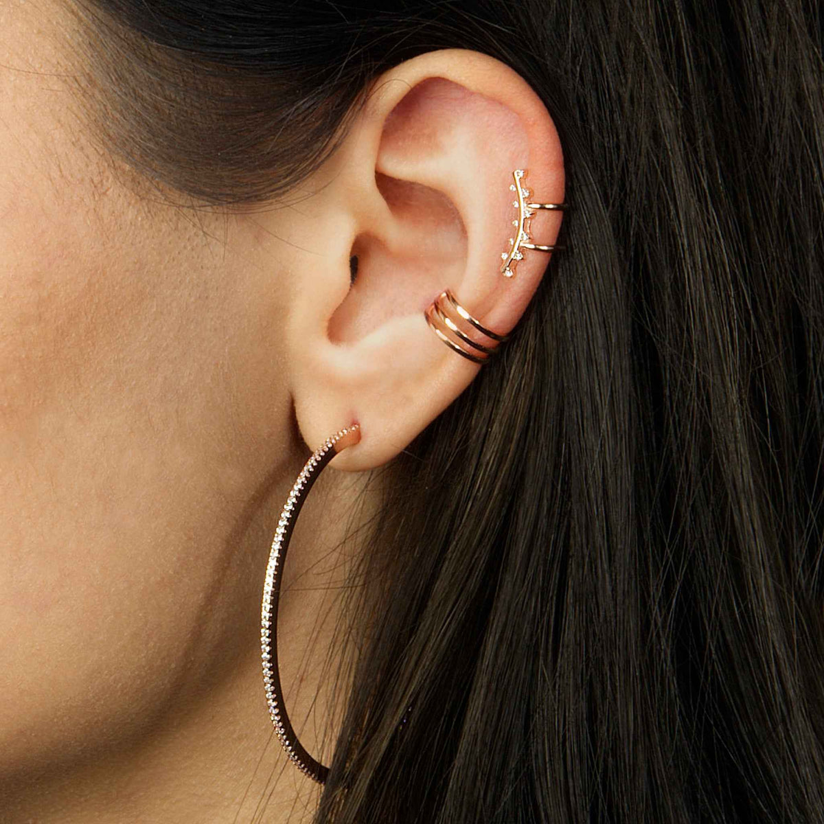 Creole Glam groß am Ohr getragen – 925 Sterling Silber 18K Gelbgold vergoldet, 5,5 cm Durchmesser | Sucre Fine Jewelry