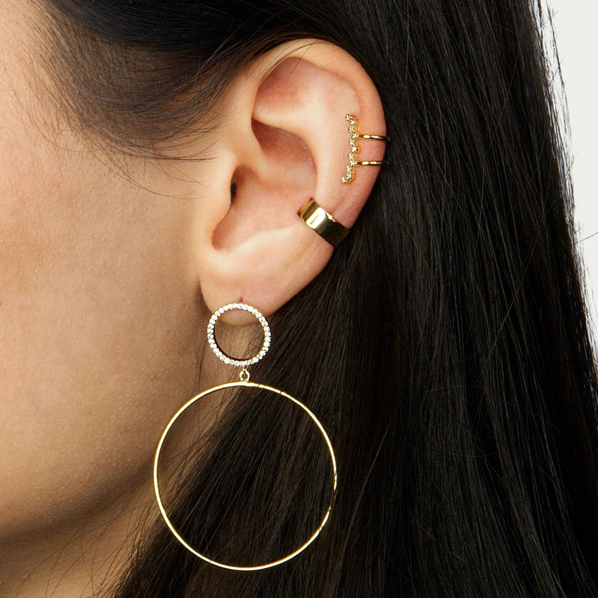 Earcuff Wire Sparkling Gelbgold vergoldet am Ohr getragen | Sucre Fine Jewelry