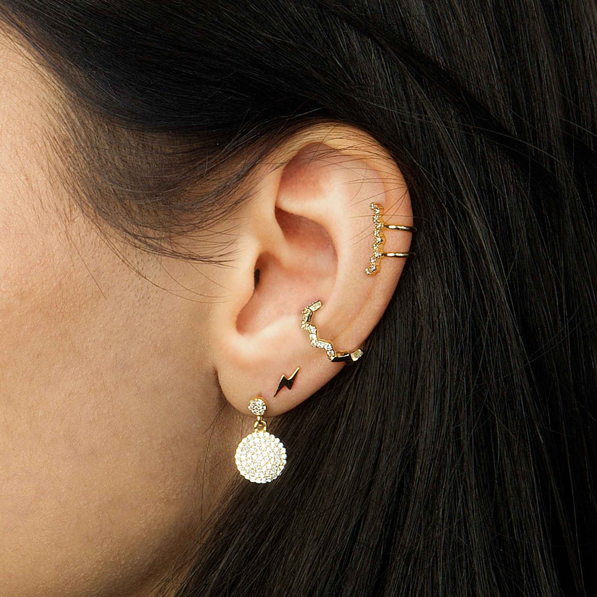 Earcuff Flash mit Zirkonia Roségold vergoldet am Ohr getragen | Sucre Fine Jewelry