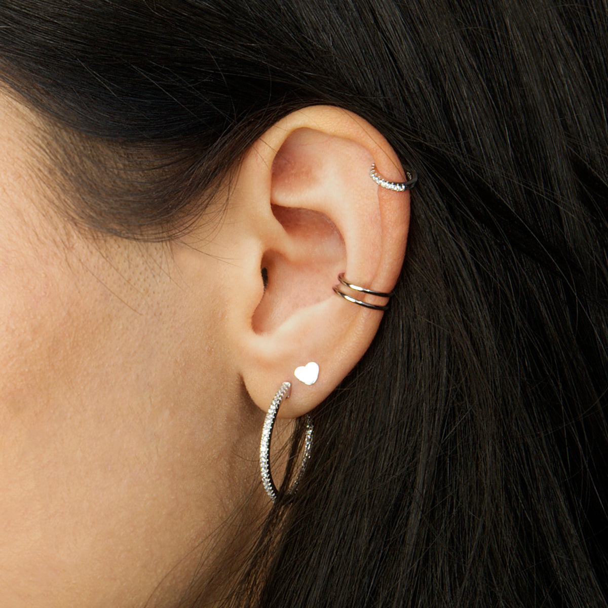Ohrstecker Mini Herz Roségold vergoldet am Ohr getragen | Sucre Fine Jewelry