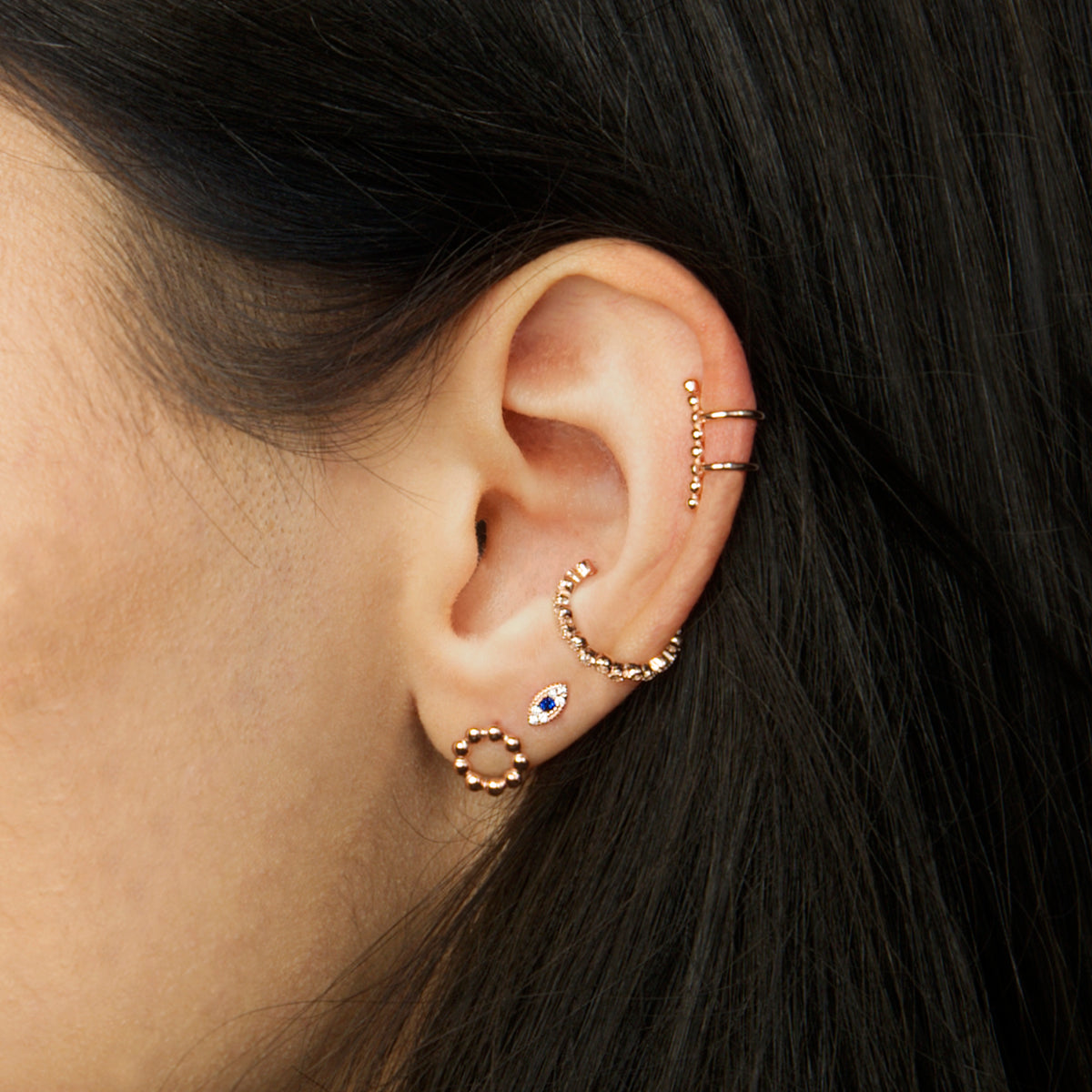 Ohrstecker Bubbles Circle Sterling Silber am Ohr getragen | Sucre Fine Jewelry