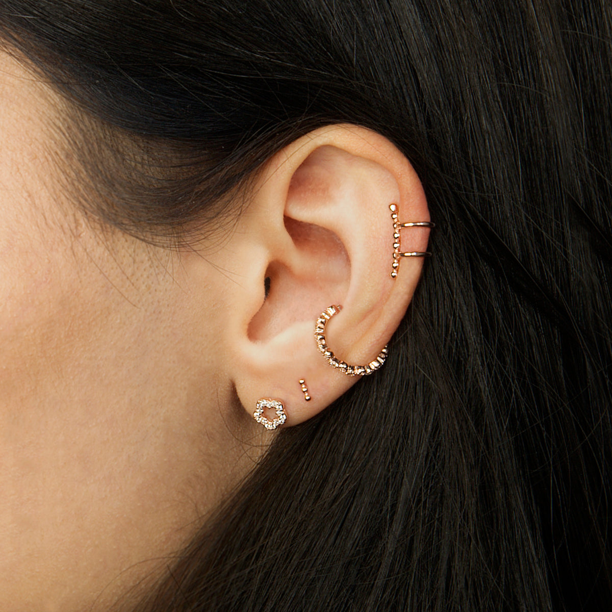 Ohrstecker Mini Bubbles Bar Gelbgold vergoldet am Ohr getragen | Sucre Fine Jewelry