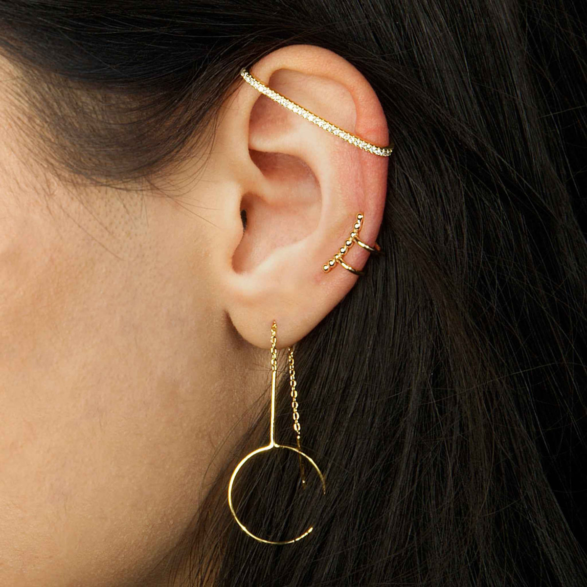 Earcuff Bar mit Zirkonia Sterling Silber am Ohr getragen | Sucre Fine Jewelry