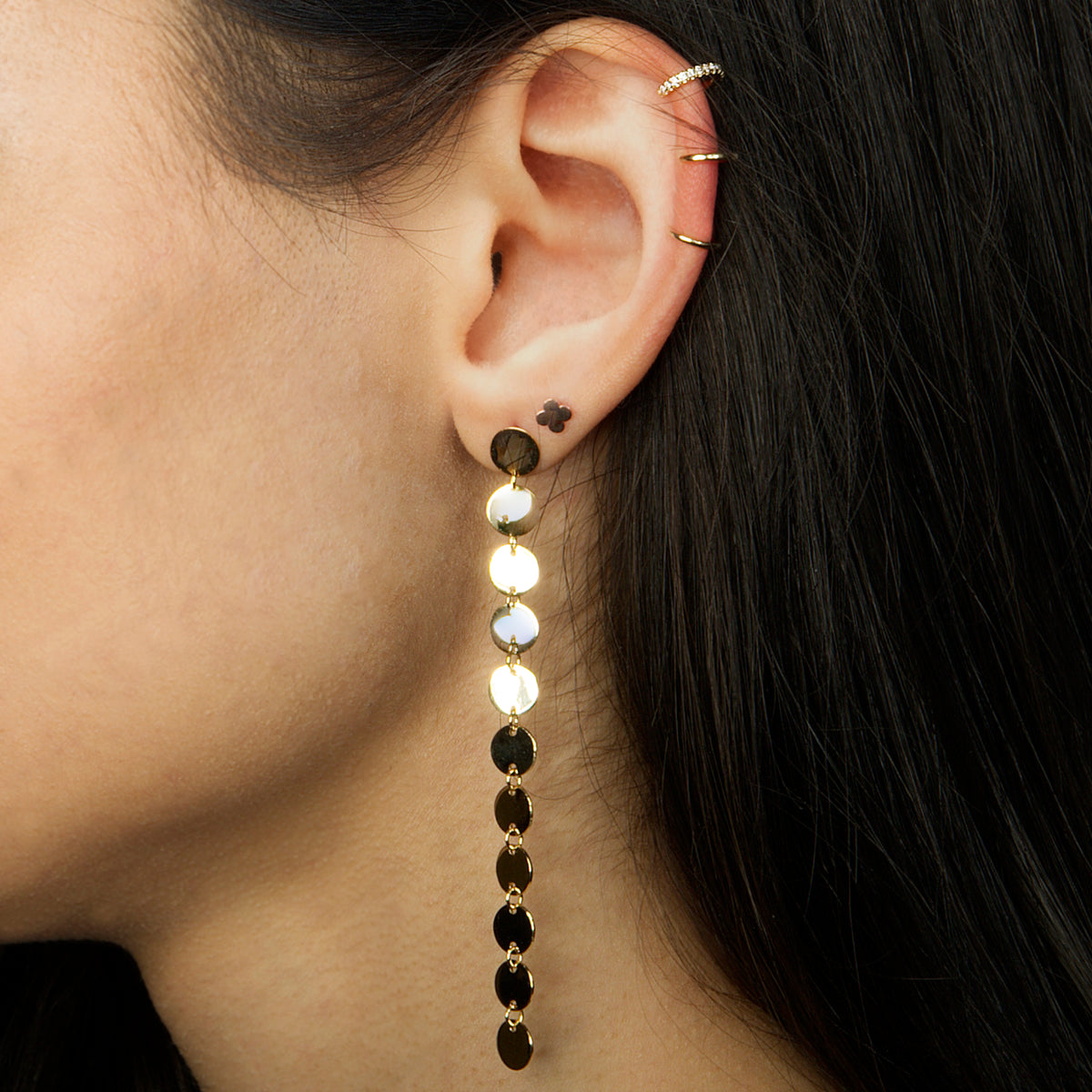 Ohrhänger Mini Coin Line Roségold vergoldet am Ohr getragen | Sucre Fine Jewelry