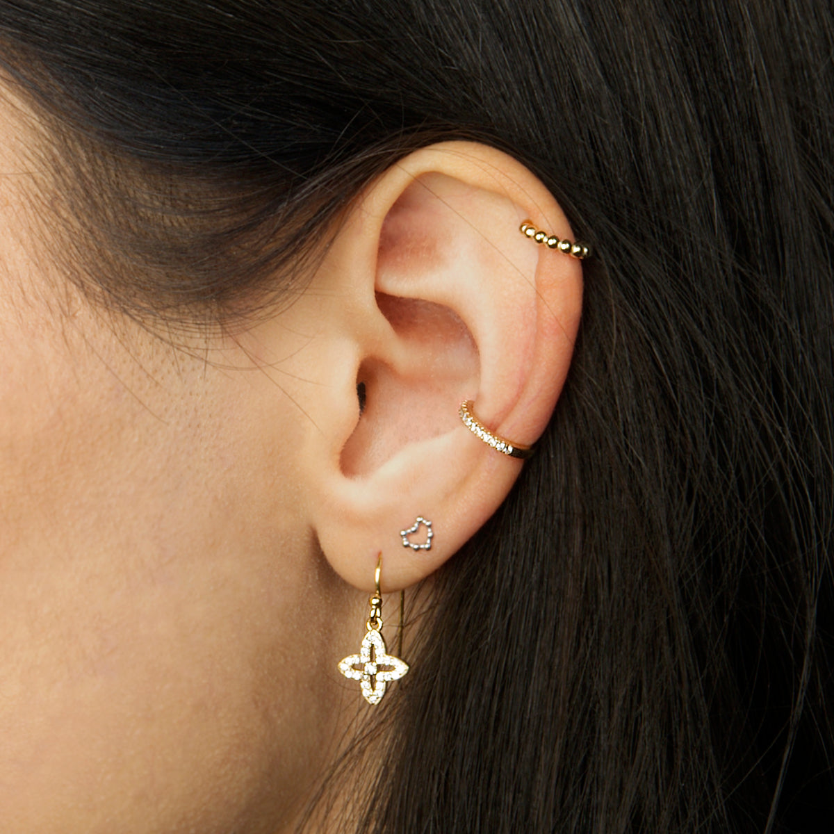 Ohrhänger Shiny Clover Gelbgold vergoldet am Ohr getragen | Sucre Fine Jewelry