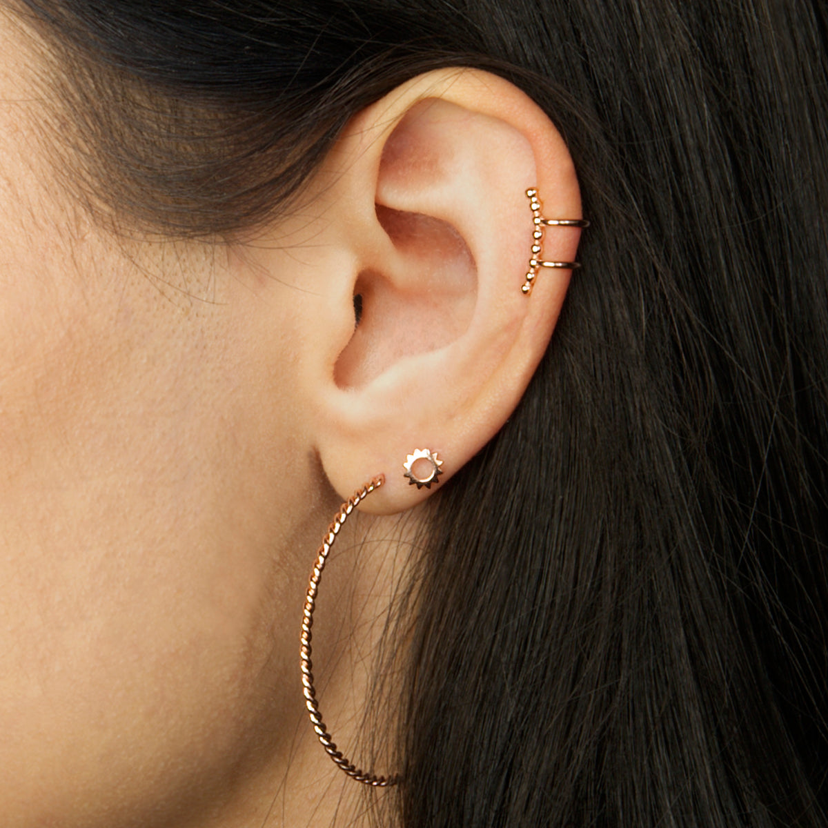 Ohrstecker Sun Gelbgold vergoldet am Ohr getragen | Sucre Fine Jewelry