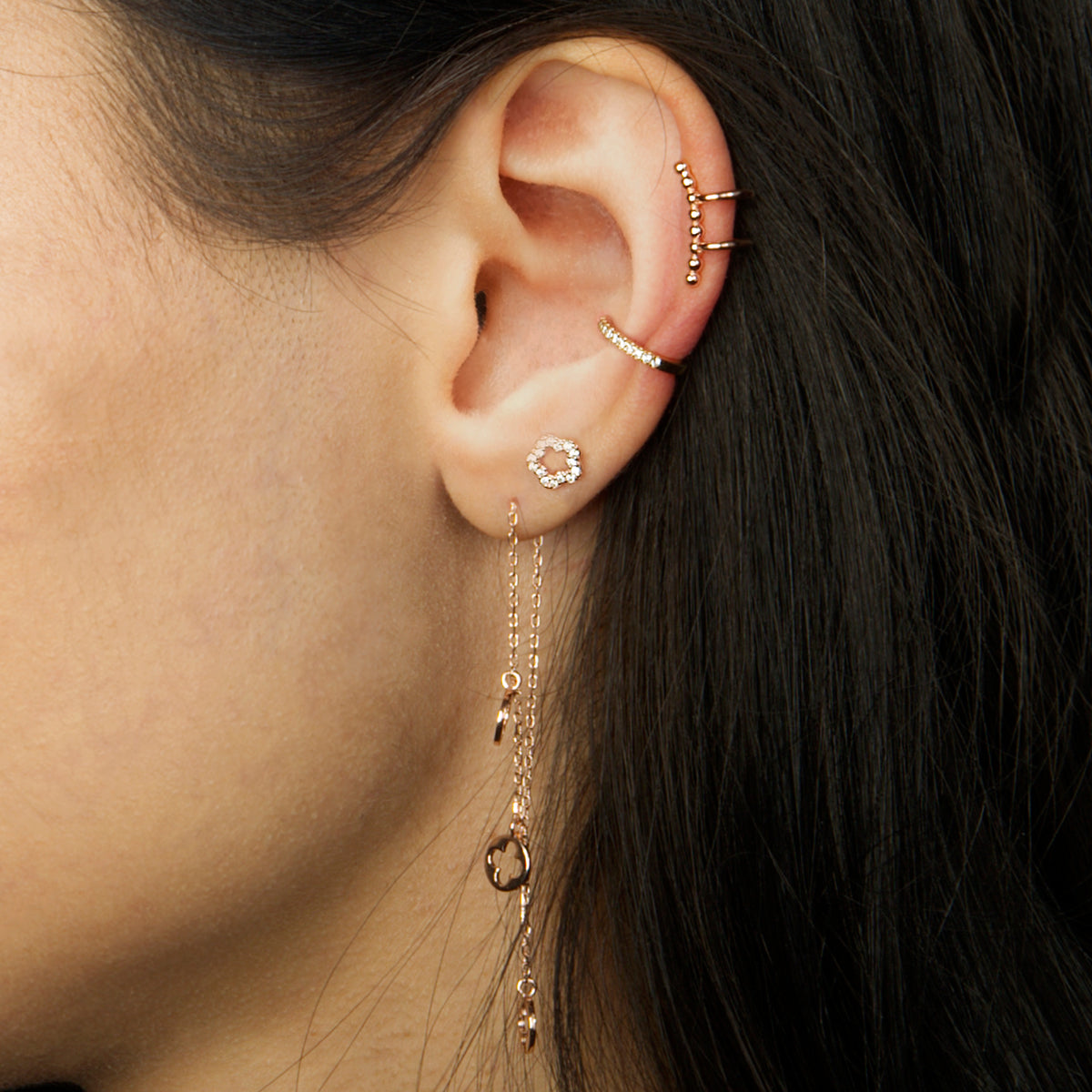 Ohrhänger Disc Clover Sterling Silber am Ohr getragen | Sucre Fine Jewelry