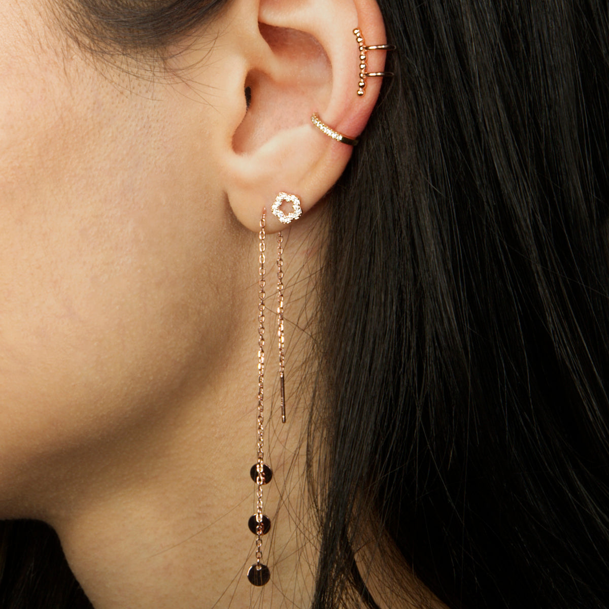 Ohrhänger Mini Coin Sterling Silber am Ohr getragen | Sucre Fine Jewelry