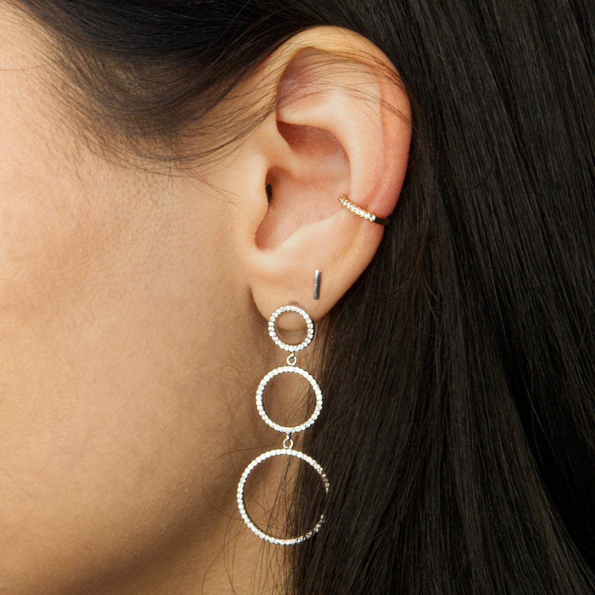 Ohrhänger Circles Gelbgold vergoldet am Ohr getragen | Sucre Fine Jewelry