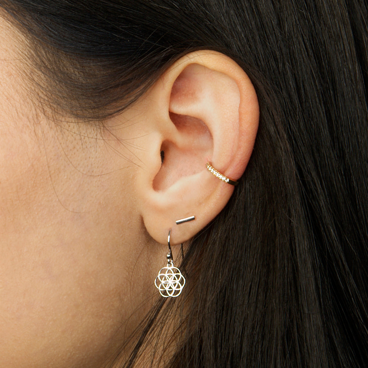 Ohrhänger Lebensblume Sterling Silber am Ohr getragen | Sucre Fine Jewelry