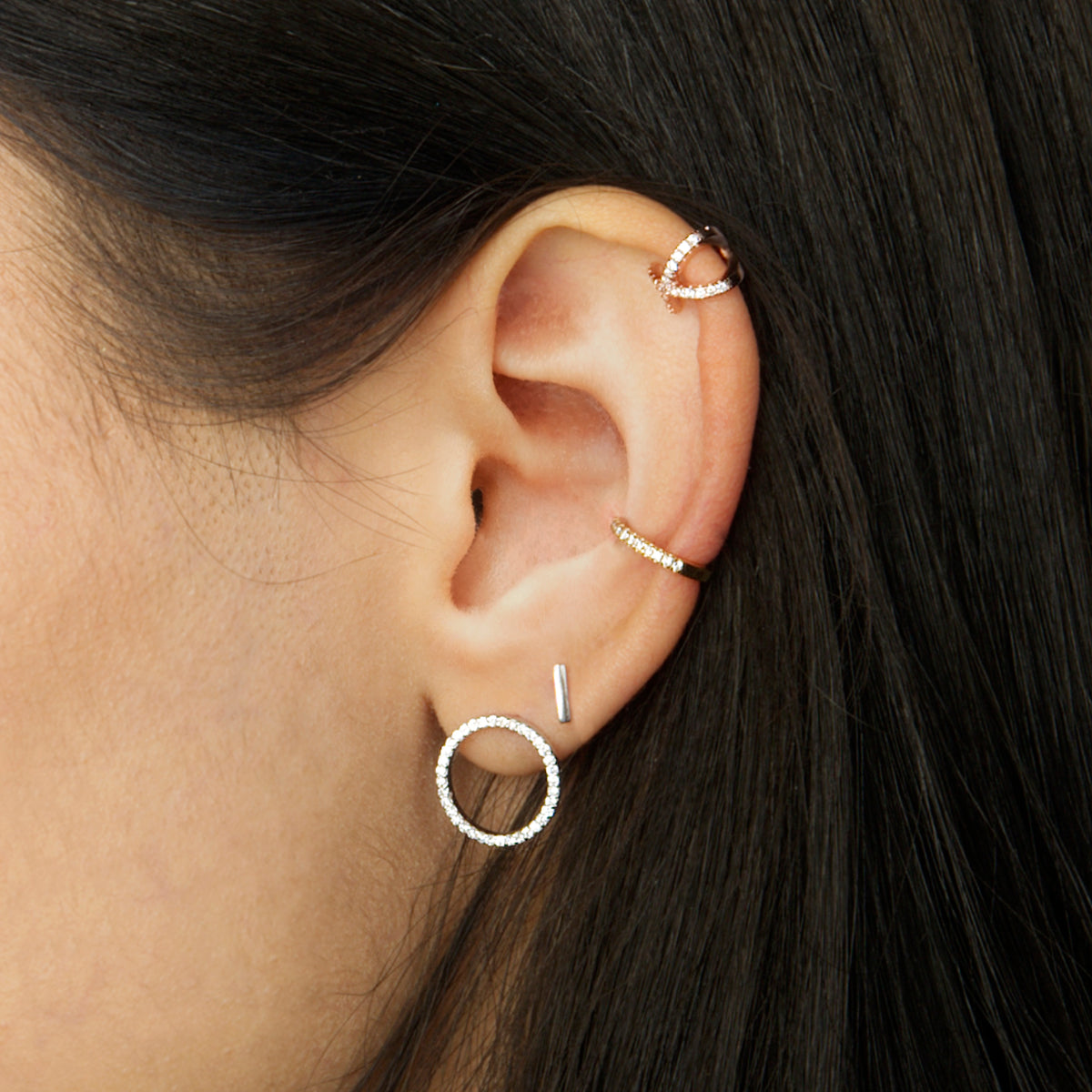 Ohrstecker Big Circle Roségold vergoldet am Ohr getragen | Sucre Fine Jewelry
