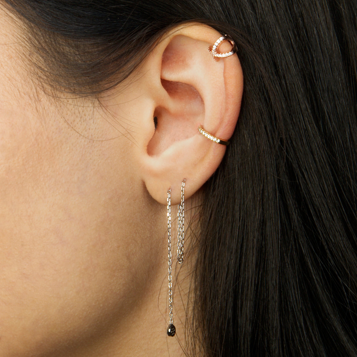 Ohrhänger Mini Pavé Gelbgold vergoldet am Ohr getragen | Sucre Fine Jewelry