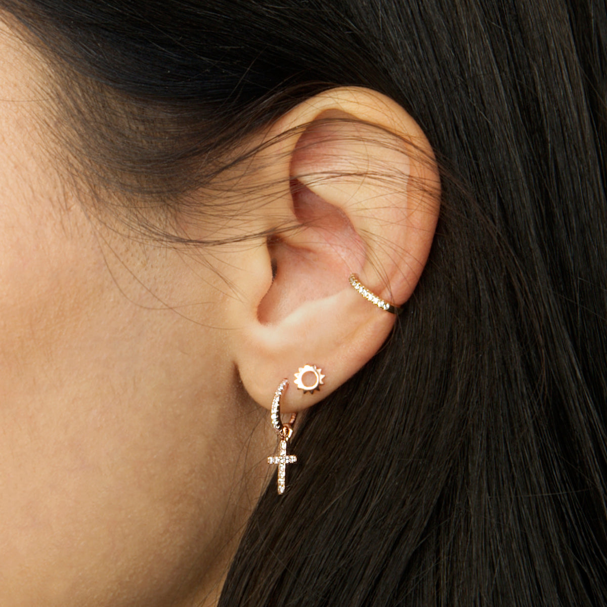 Creole Kreuz mit Zirkonia Sterling Silber am Ohr getragen | Sucre Fine Jewelry