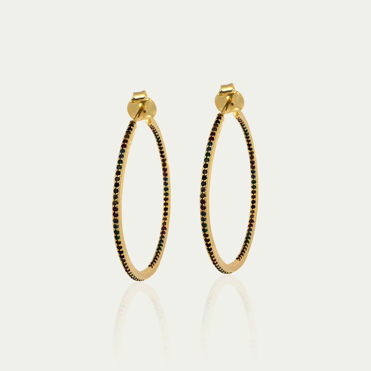 Creole Glam mit 3,5 cm Durchmesser und schwarzen Zirkoniasteine aus einem anlaufgeschützten 925 Sterlingsilber mit einer 18K Vergoldung