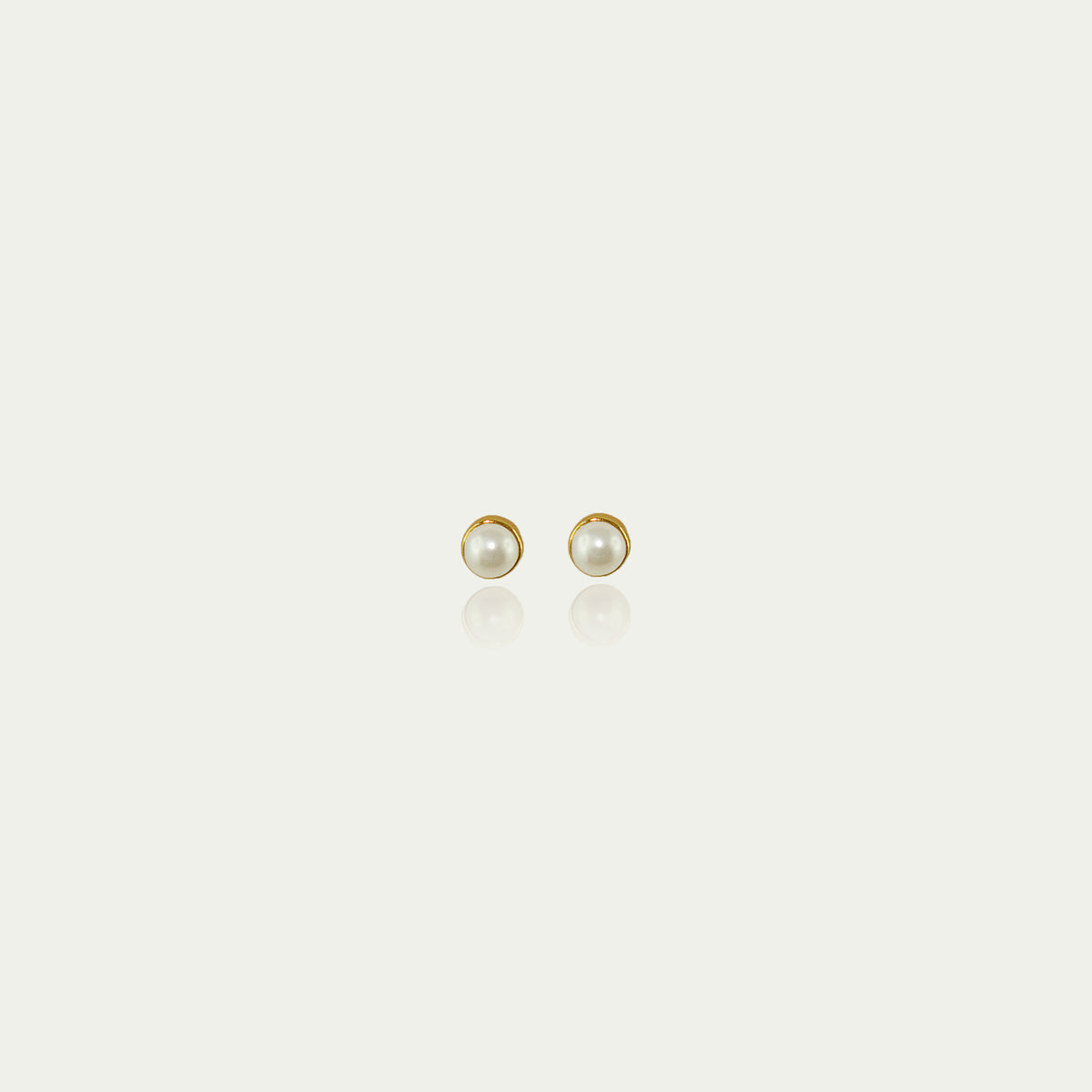 Ohrstecker Perle Rund gefasst – 925 Sterling Silber 18K Gelbgold vergoldet | Sucre Fine Jewelry